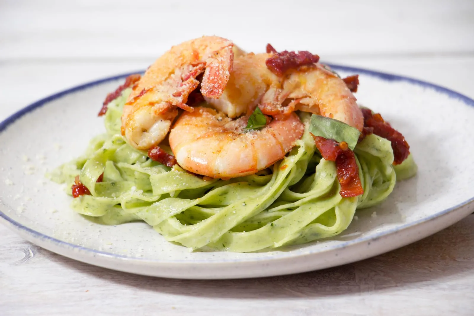 Spinach tagliatelle with shrimp